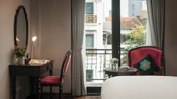 Family Quadruple Room, City View | Living area