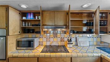 Réfrigérateur, micro-ondes, four, plaque de cuisson