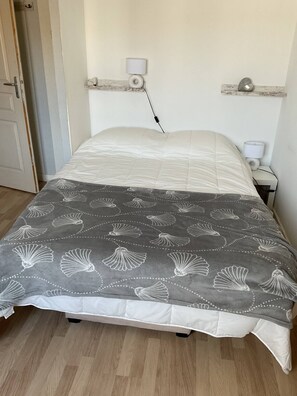 3 bedrooms, travel crib, free WiFi - Sympathique Maison Mitoyenne, Quartier Calme Dans Village de Montpezat (Montpezat)