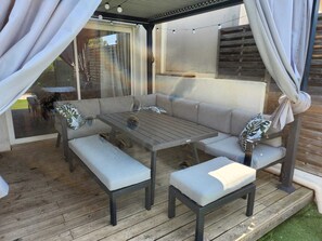 Outdoor dining - Sympathique Maison Mitoyenne, Quartier Calme Dans Village de Montpezat (Montpezat)