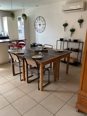 Dining - Sympathique Maison Mitoyenne, Quartier Calme Dans Village de Montpezat (Montpezat)