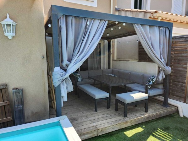 Outdoor dining - Sympathique Maison Mitoyenne, Quartier Calme Dans Village de Montpezat (Montpezat)