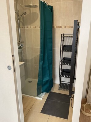 Bruser, hårtørrer, Toiletpapir