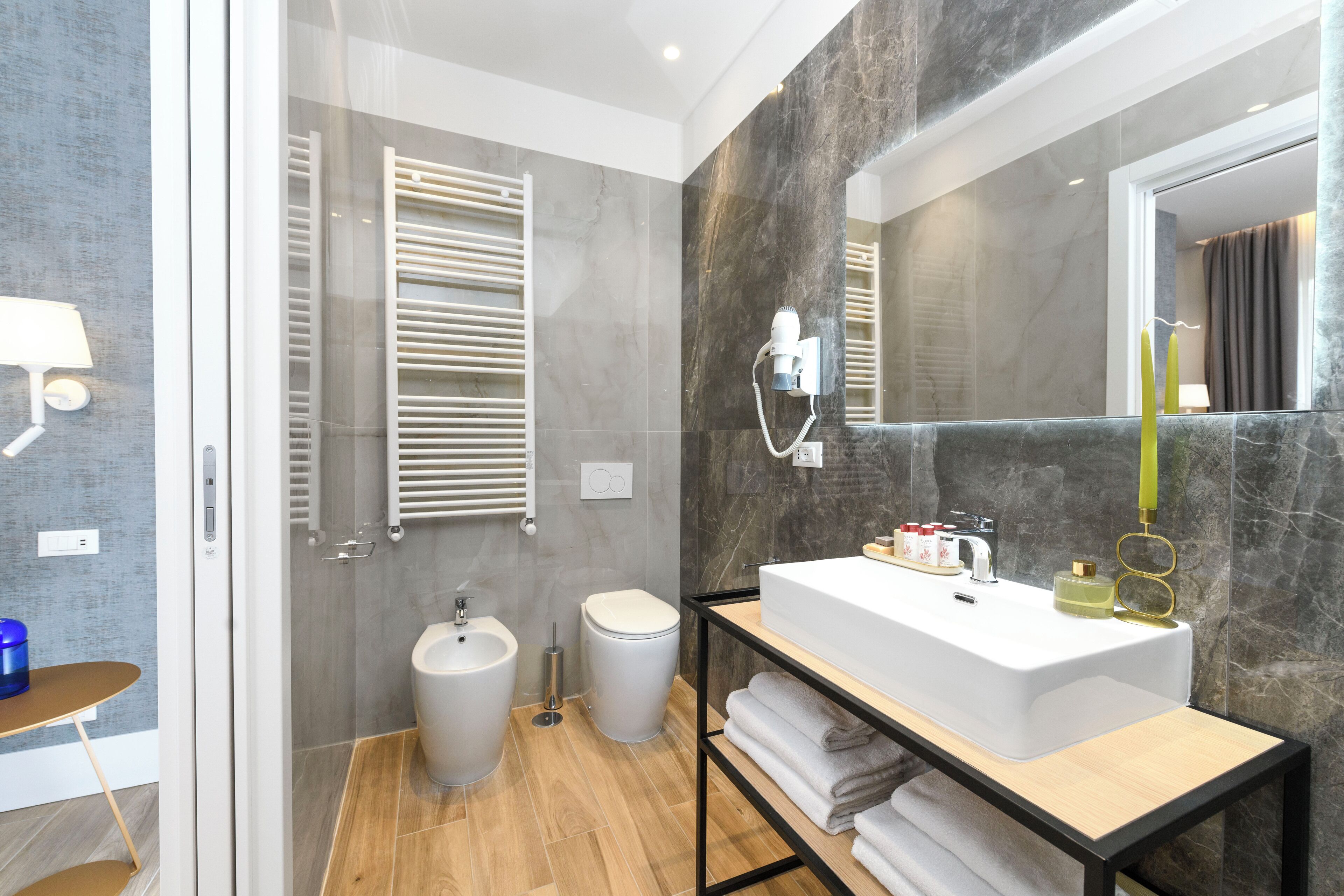 Ein modernes Badezimmer mit Waschbecken, Spiegel und Handtuchhalter.