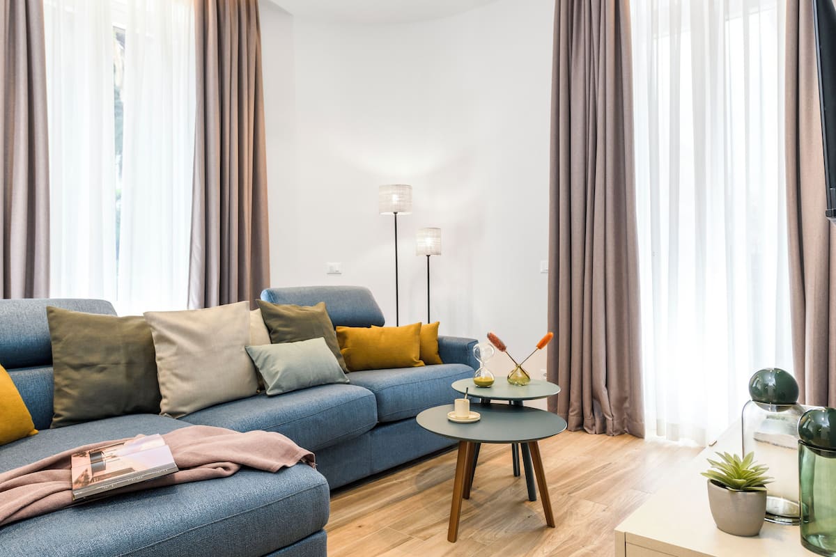 Luxe appartement | Woonruimte | Een 40-inch ledtelevisie met digitale zenders
