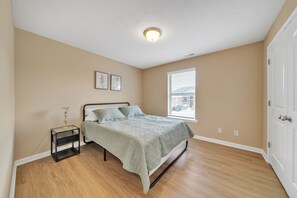 2 soverom, skrivebord, reiseseng for barn og wi-fi (inkludert)