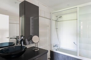 Haartrockner, Handtücher, Seife, Toilettenpapier