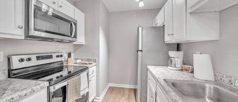 Frigorifero, microonde, forno, piano cottura