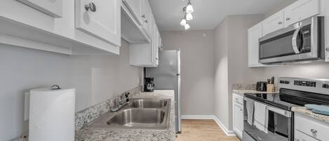 冷蔵庫、電子レンジ、オーブン、コンロ