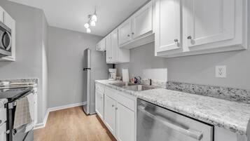 Réfrigérateur, micro-ondes, four, plaque de cuisson