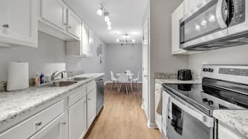 Réfrigérateur, four à micro-ondes, un four, surface de cuisson