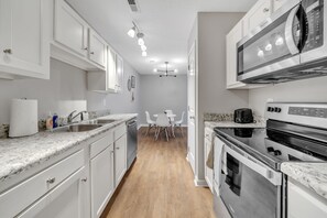 冰箱、微波炉、烤箱、炉灶