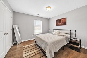 2 bedrooms, desk, travel cot, free WiFi - Stonecrest 722, Modern 2Bd Apt I Parking I Gym (New Albany)