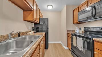 Réfrigérateur, four à micro-ondes, un four, surface de cuisson