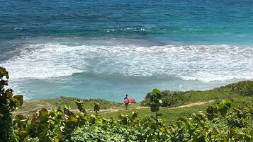Plage, chaises longues, serviettes de plage