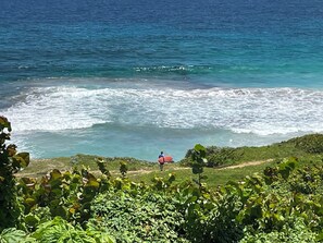 Na praia, espreguiçadeiras, toalhas de praia 