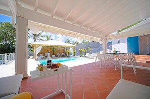 屋外ダイニングエリア