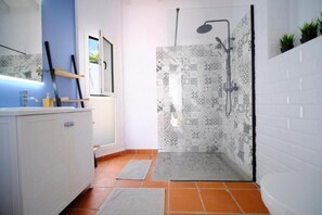 シャワー、ヘアドライヤー、タオル、石鹸