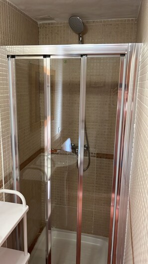 Dusche, Handtücher, Seife, Shampoo