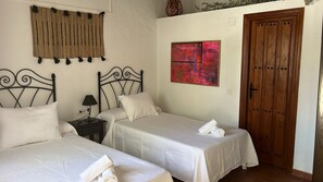 Een strijkplank/strijkijzer, wifi, beddengoed