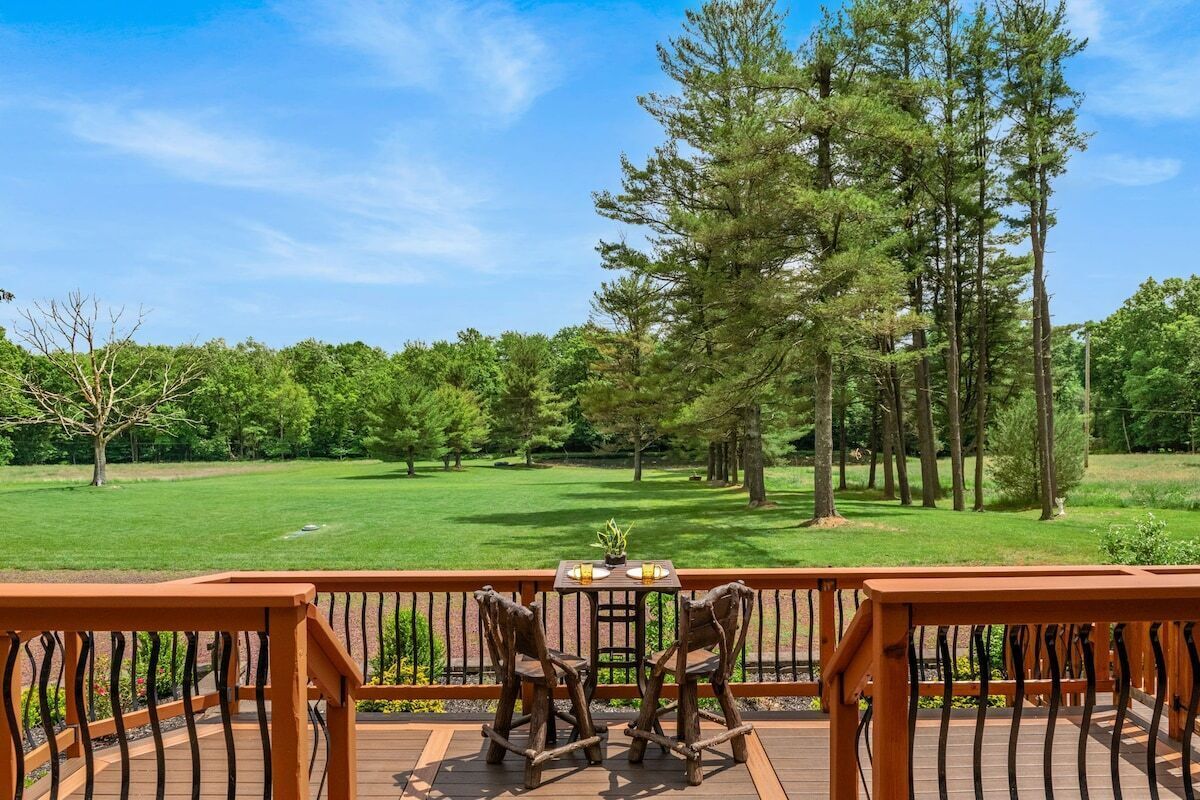 Mountain Retreat on 10 Acres, Hot Tub & Pond