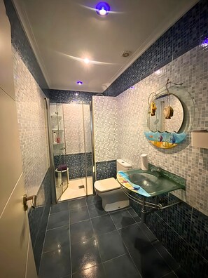 Regadera, tina de hidromasaje, bidet, toallas 