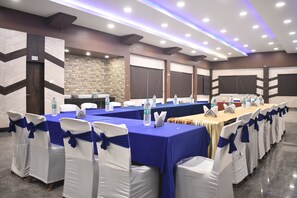 Outdoor dining - HOTEL RAJ PALACE by ROH (Dibrugarh)