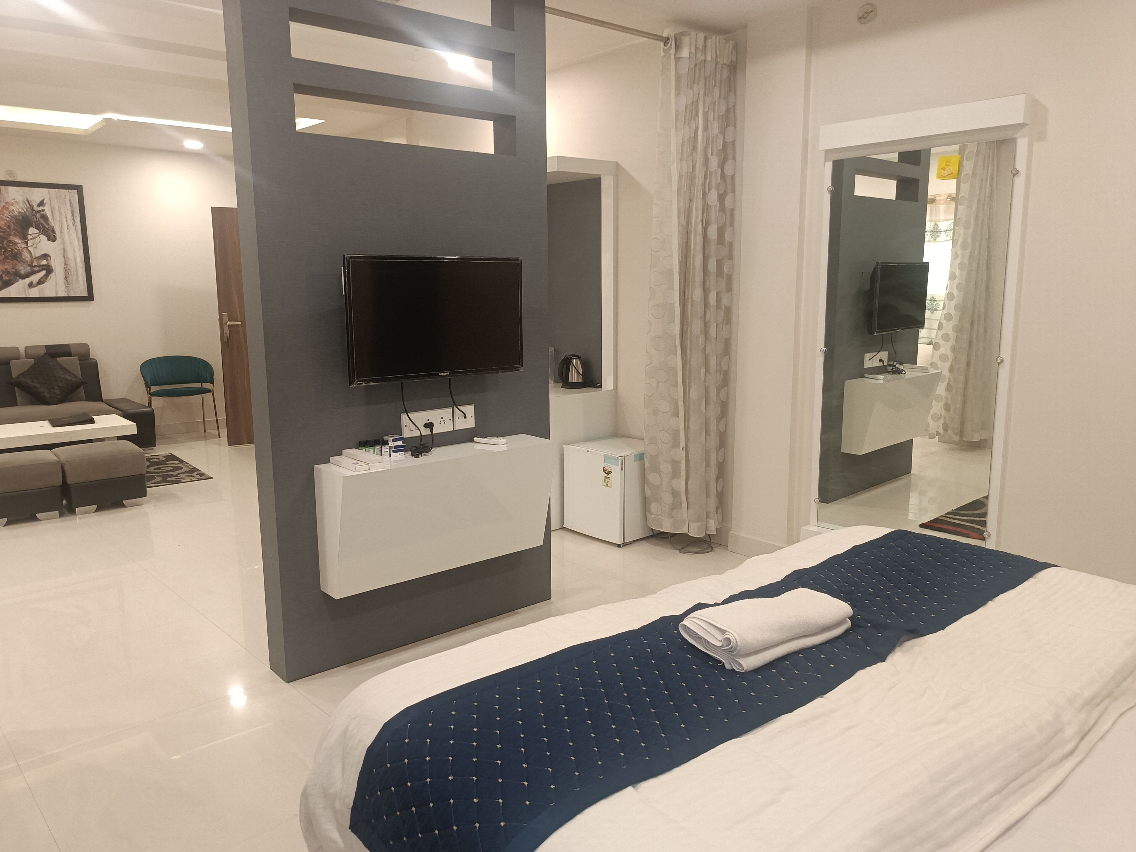 Premium-Zimmer | Individuell eingerichtet, Schreibtisch, laptopgeeigneter Arbeitsplatz