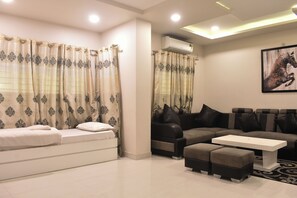 Habitación Premium | Zona de estar | Televisión de 43 pulgadas con canales por satélite