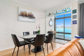 Dining - Stunning Lake View Townhouse-Dream Staycation (West Lakes)