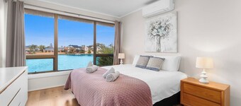 Stunning Lake View Townhouse-Dream Staycation