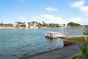 Property grounds - Stunning Lake View Townhouse-Dream Staycation (West Lakes)