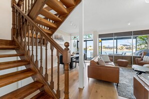 TV - Stunning Lake View Townhouse-Dream Staycation (West Lakes)