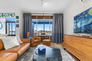 TV - Stunning Lake View Townhouse-Dream Staycation (West Lakes)