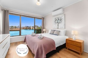 3 bedrooms, iron/ironing board, WiFi, bed sheets - Stunning Lake View Townhouse-Dream Staycation (West Lakes)