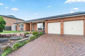 Exterior - Coastal Comfort 4BR Vacation Home in Hallett Cove (Hallett Cove)