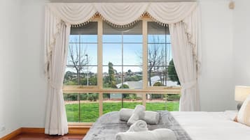 4 bedrooms, iron/ironing board, WiFi, bed sheets