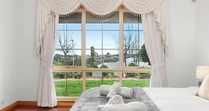 Coastal Comfort 4BR Vacation Home in Hallett Cove