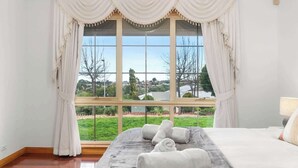 4 habitaciones, tabla de planchar con plancha, wifi y ropa de cama 