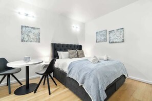 1 habitación, tabla de planchar con plancha, wifi y ropa de cama 