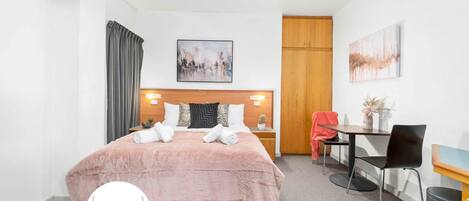 1 dormitorio, escritorio, tabla de planchar con plancha y wifi