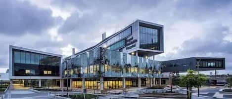 Un bâtiment moderne doté de grandes fenêtres en verre et d’un toit plat.