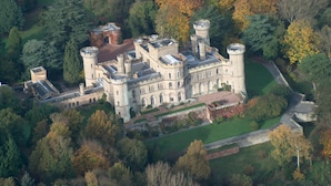 Un vaste château historique, doté de nombreuses tours et d’un jardin bien entretenu.
