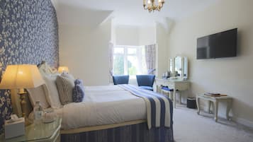 Classic Twin Room | Individually decorated, individually furnished, desk, laptop workspace