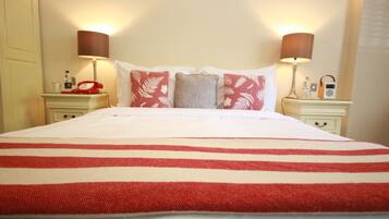 Superior Double Room | 1 bedroom, individually decorated, individually furnished, desk