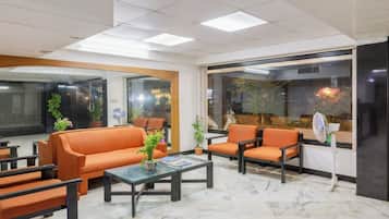 Deluxe Δίκλινο Δωμάτιο (Double ή Twin), Περισσότερα από 1 Υπνοδωμάτια | Περιοχή καθιστικού | Τηλεόραση LCD 32 ιντσών με δορυφορικά κανάλια