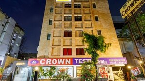 Hotelli nimeltä ”Crown Testis”, jossa on kyltti ja alakerrassa näkyvä ravintola nimeltä ”Pizza Pasta”.