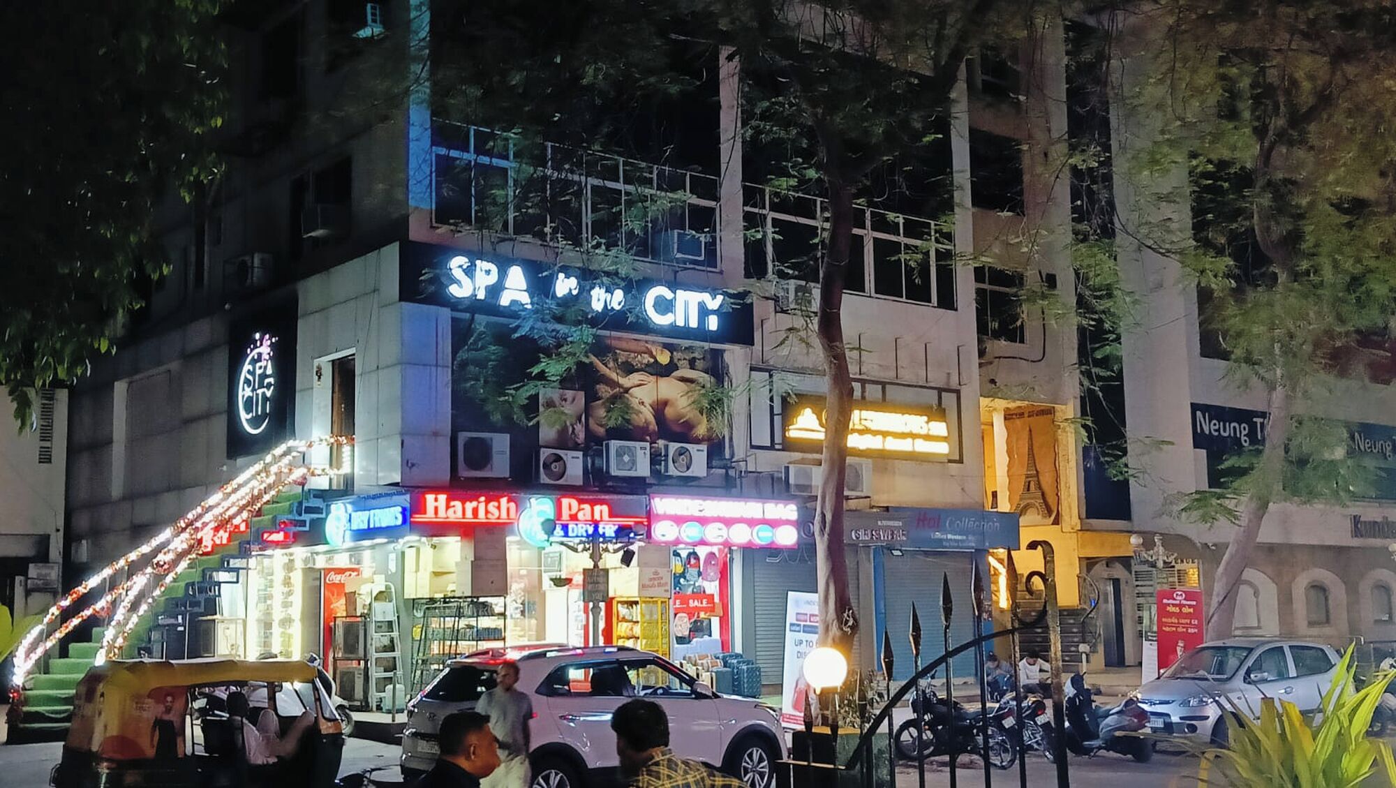 Un bâtiment sur lequel est apposée une grande enseigne indiquant « Spa City ».