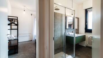 Apartment, Seeblick | Badezimmer | Dusche, kostenlose Toilettenartikel, Haartrockner, Bidet