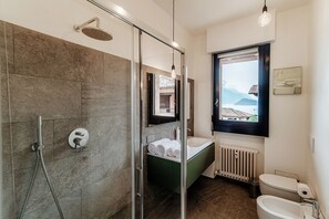 Apartamento, vista para o lago | Banheiro | Chuveiro, produtos de toalete grátis, secador de cabelo, bidê